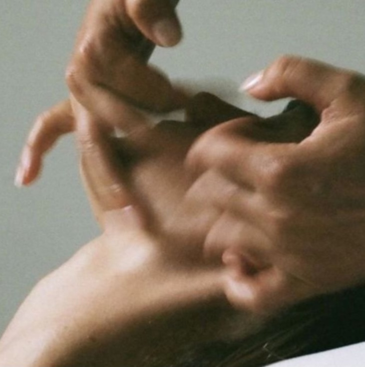 Precyzyjna praca dłoni w trakcie masażu Kobido