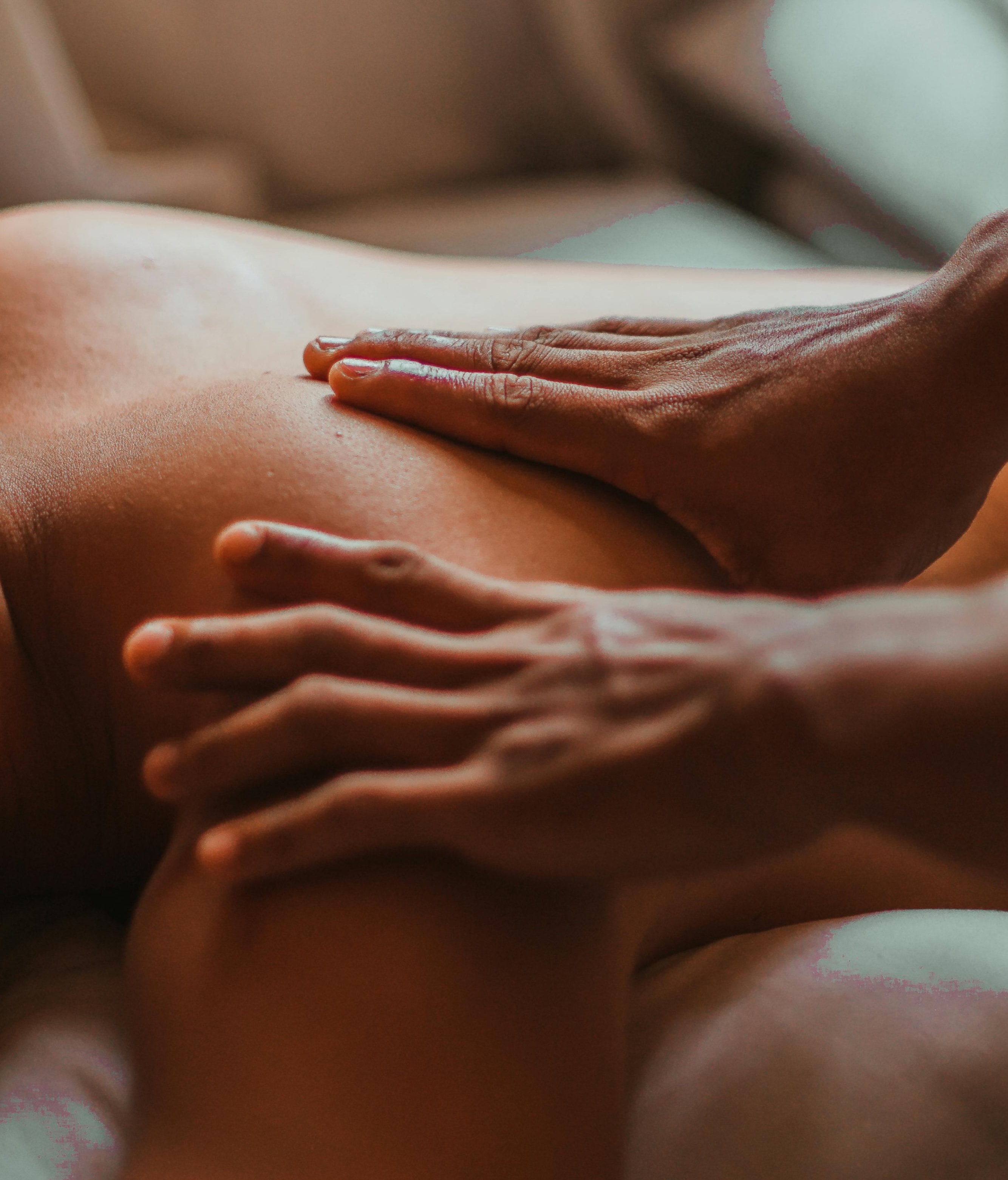 Precyzyjna praca dłoni w trakcie masażu Kobido