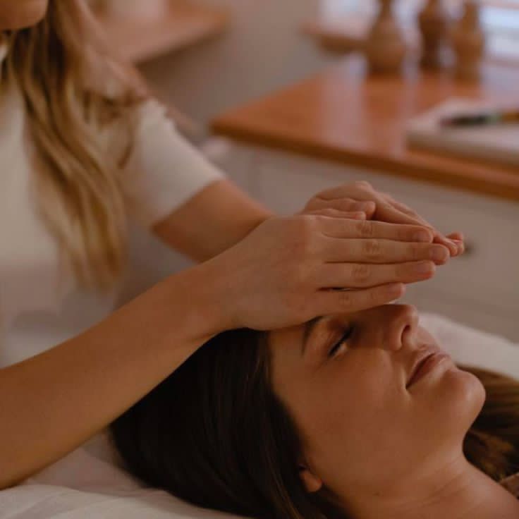 Delikatna praca energetyczna podczas sesji Reiki