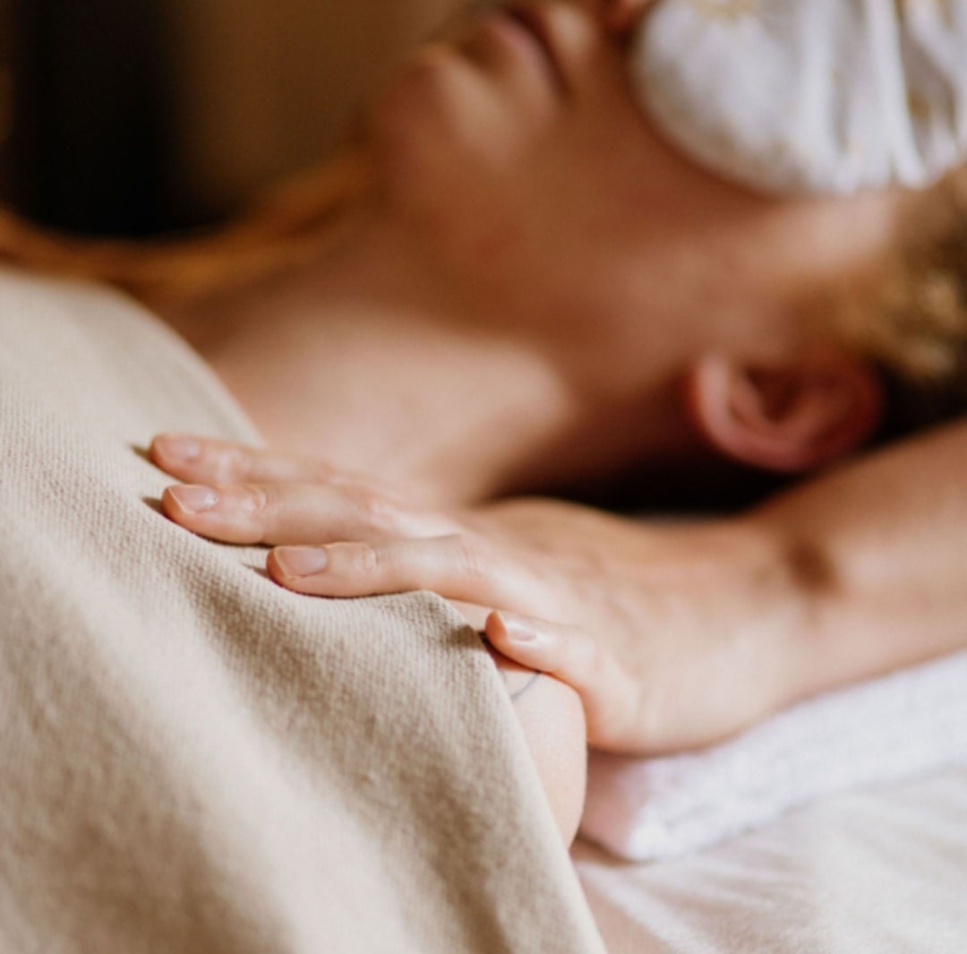 Precyzyjna praca dłoni w trakcie masażu Kobido